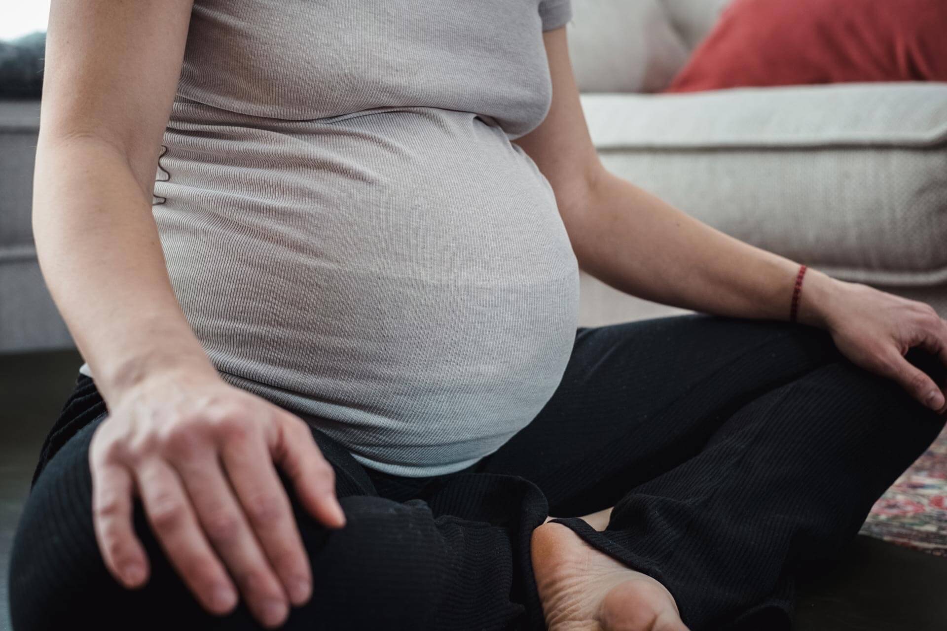 Schwangerer Bauch kurz vor der Geburt – Doula-Begleitung in München